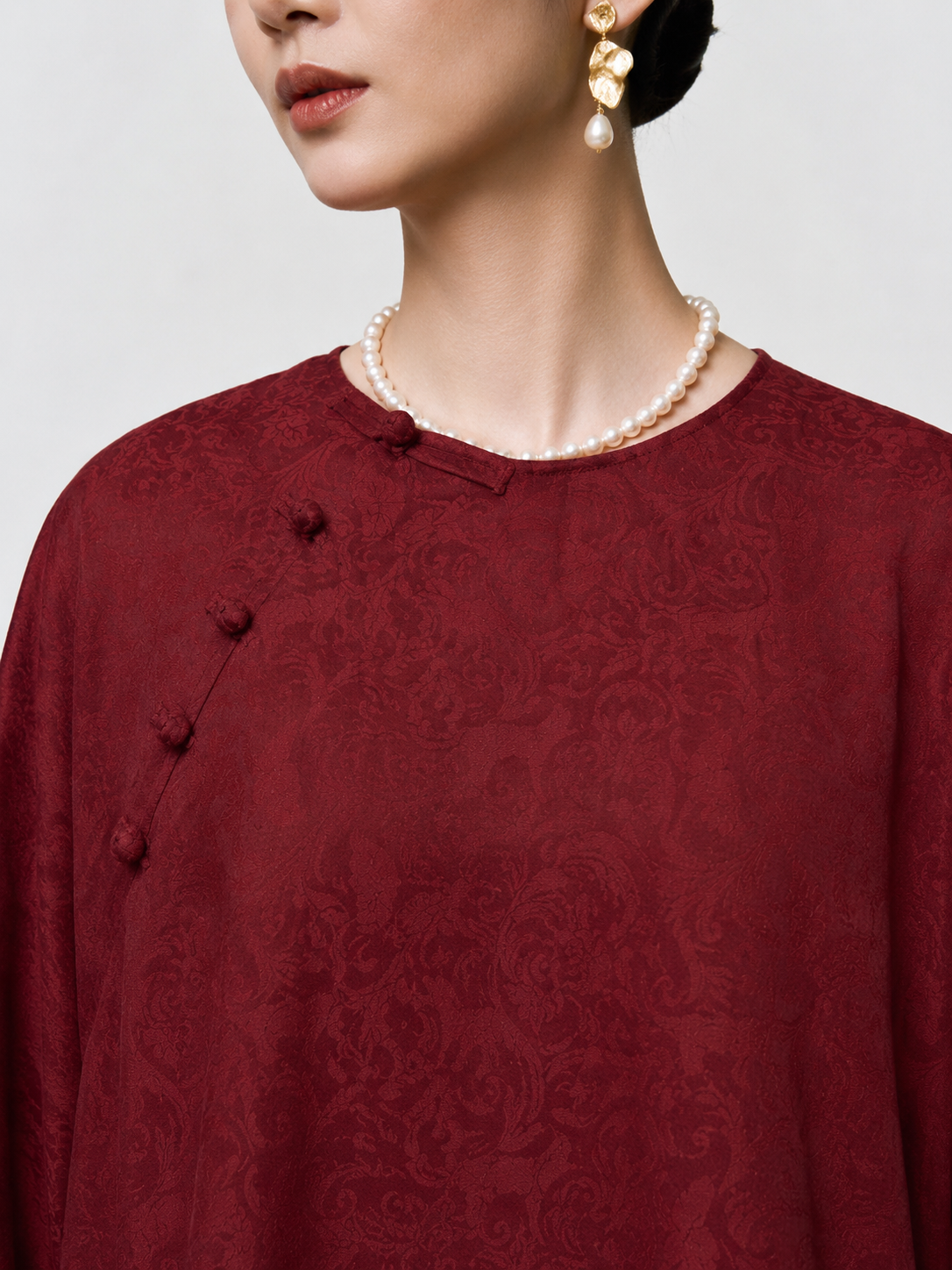 Round neckline and knotted button detail