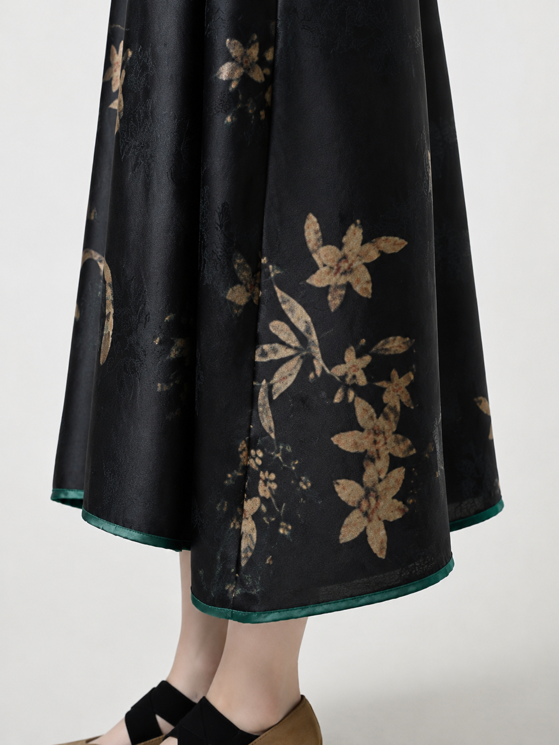 Emerald hem detail